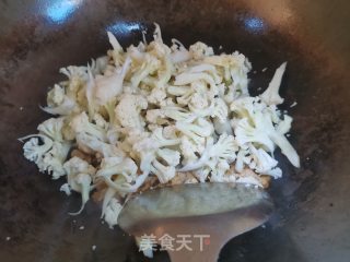 剁辣椒花菜炒肉步骤3