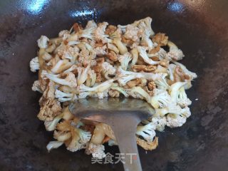 剁辣椒花菜炒肉步骤4