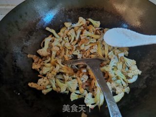 剁辣椒花菜炒肉步骤5
