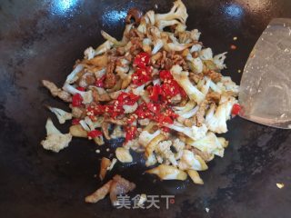 剁辣椒花菜炒肉步骤6