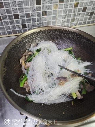 鸡杂炒粉丝步骤7