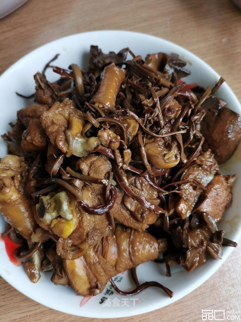 蕨菜干炖鸡肉