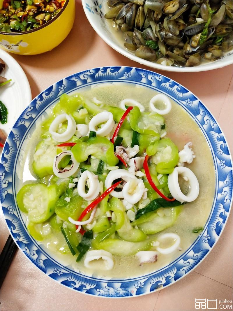 没有胃口?可以来一盘鱿鱼炒丝瓜，瞬间食欲大增