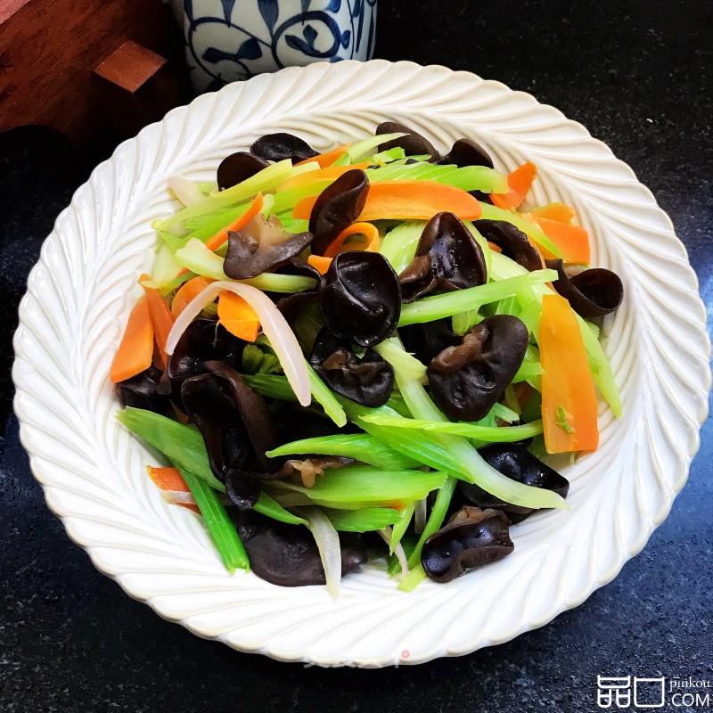 芹菜炒小木耳