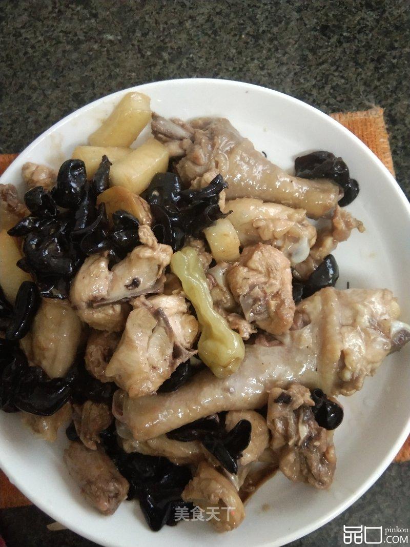 鸡腿肉焖煮云耳