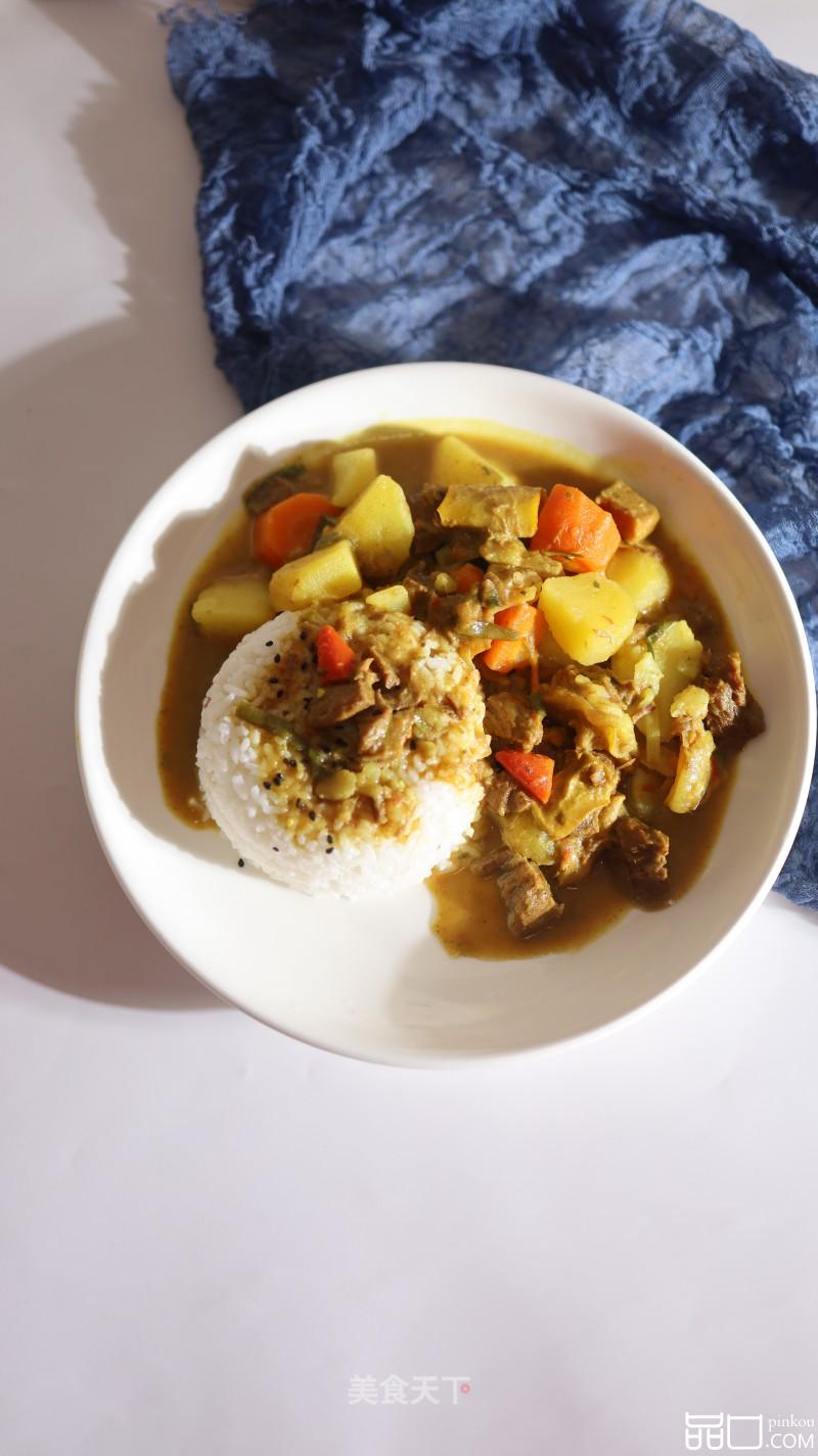 咖喱牛肉炖土豆盖烧饭