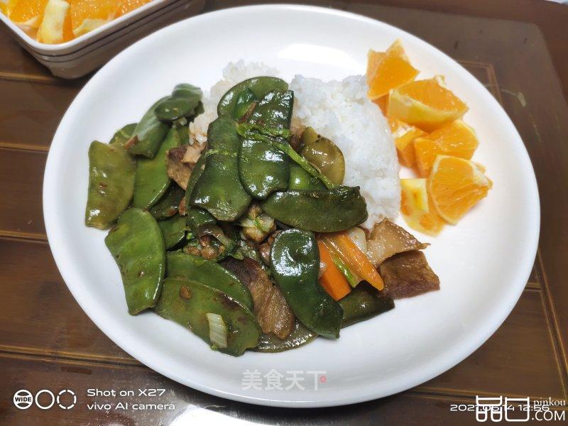 五花肉炒扁豆盖烧饭