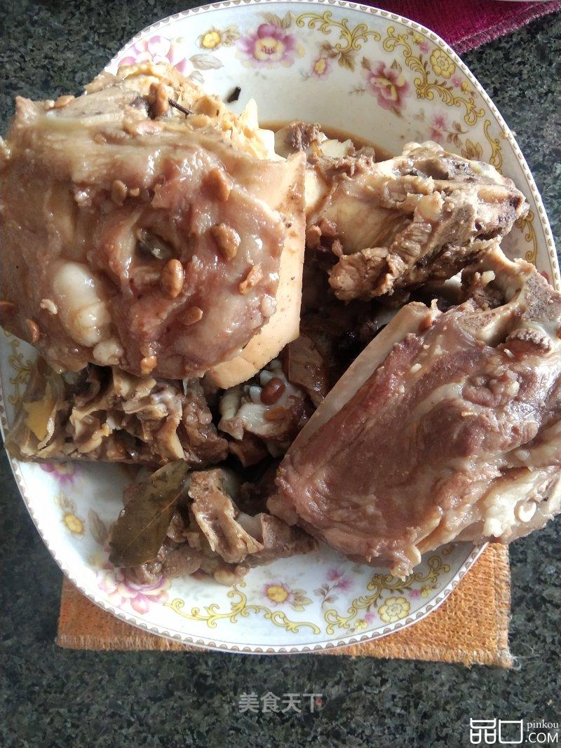 花椒八角桂皮焖猪头骨！