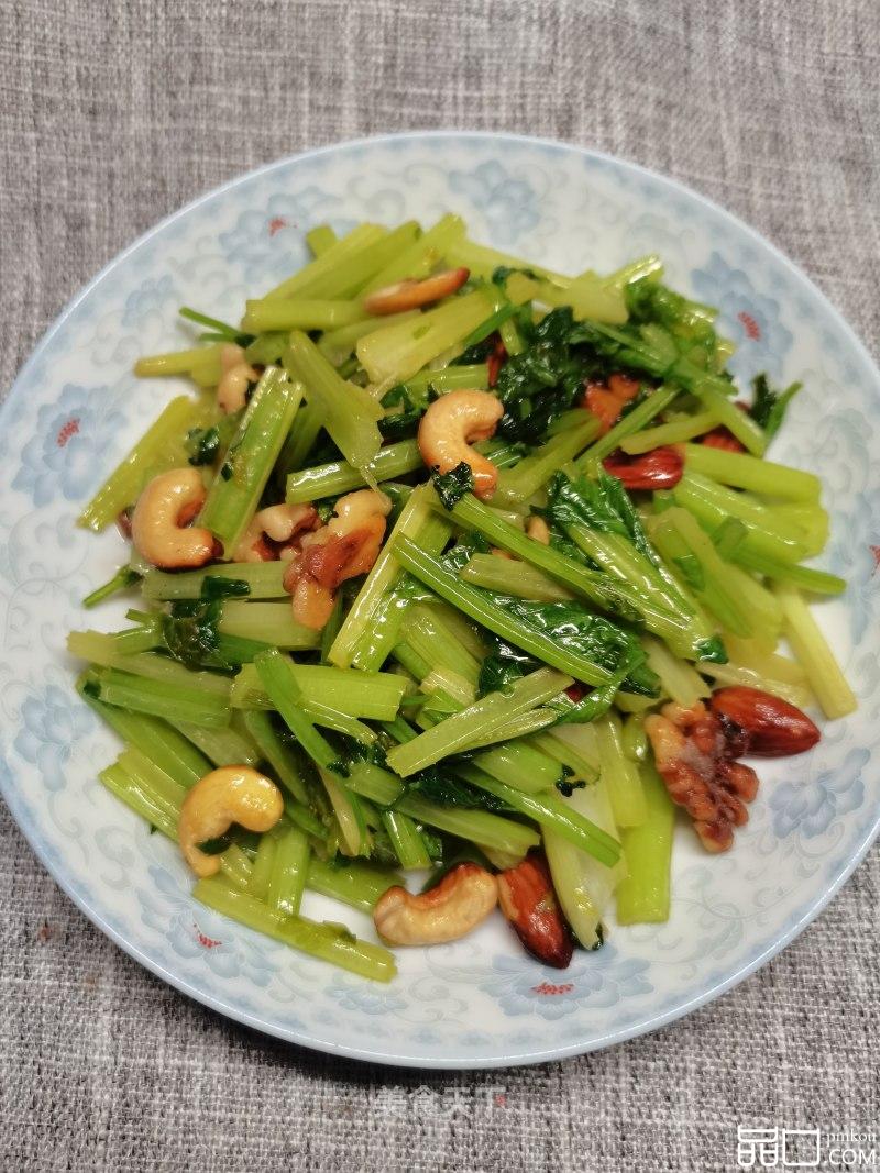 坚果炒芹菜