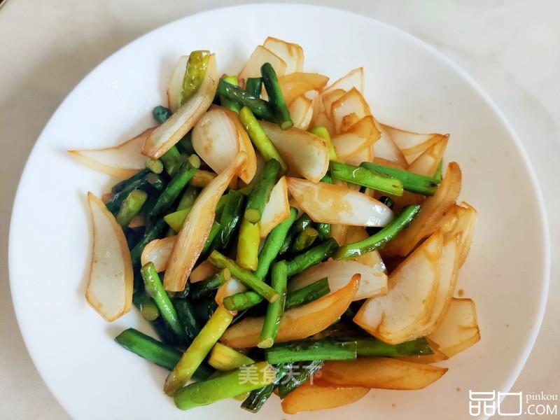 洋葱炒蒜薹