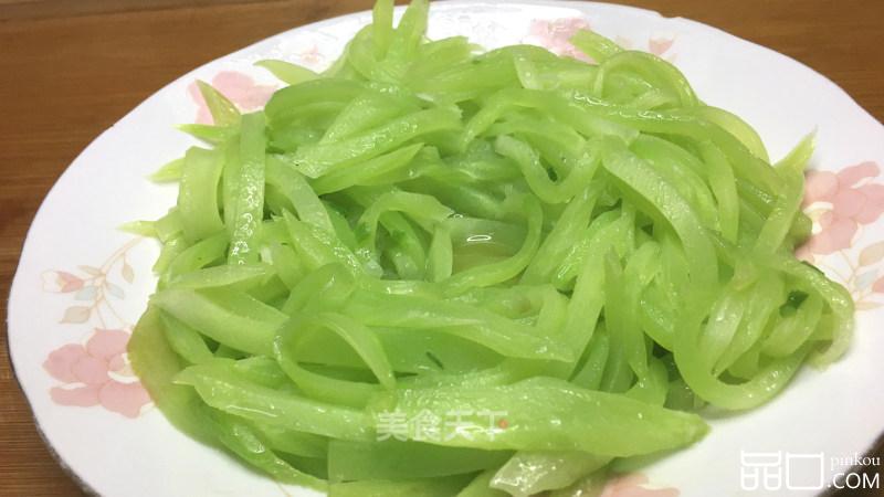 家常清炒莴笋丝，营养鲜香，清新爽脆，很有食欲。