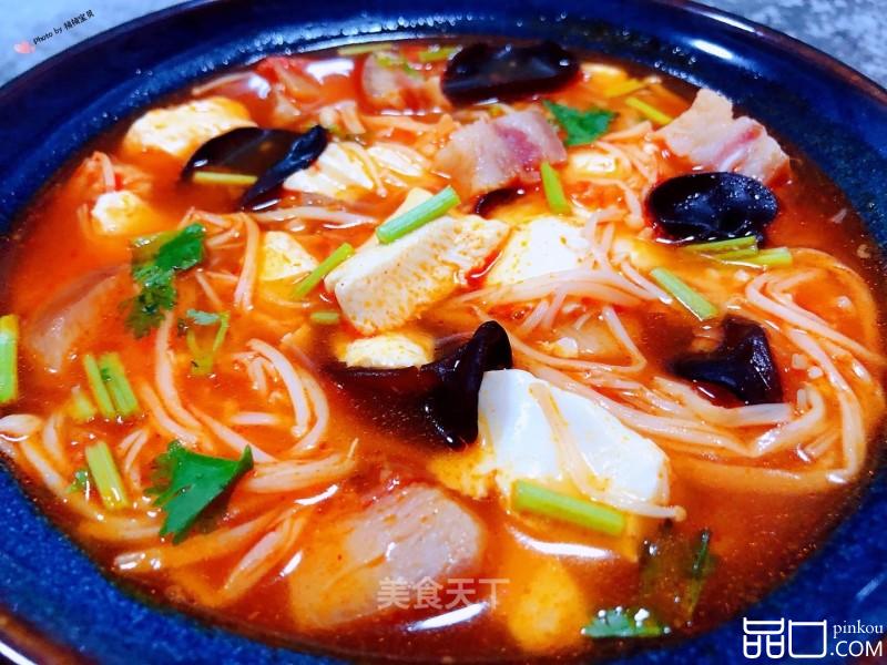 辣白菜金针菇猪头肉豆腐汤