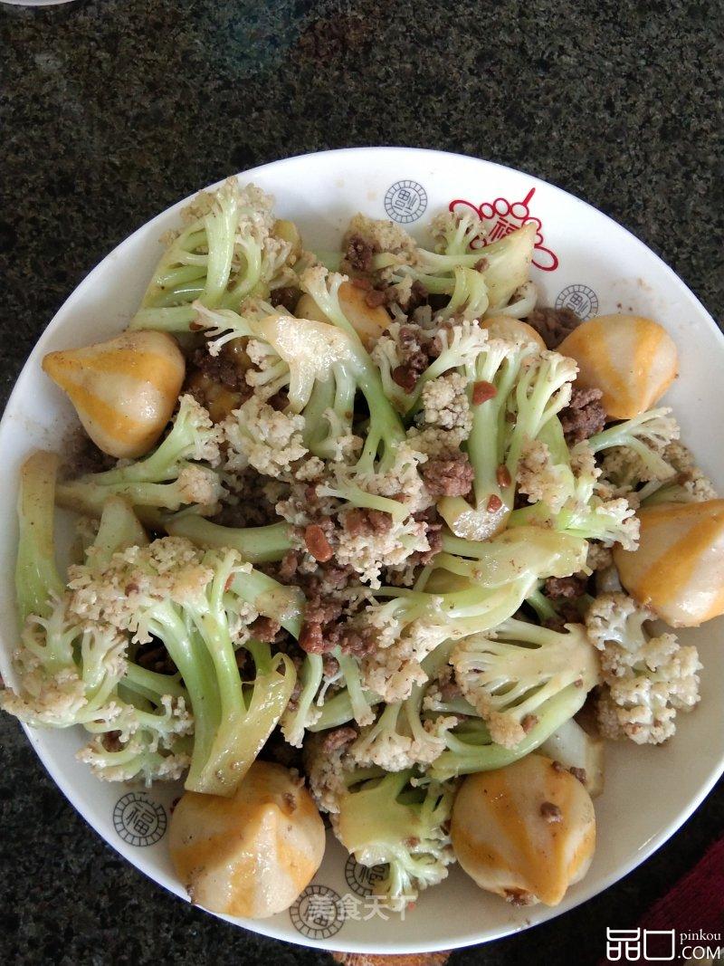 牛肉粒翻炒白菜花