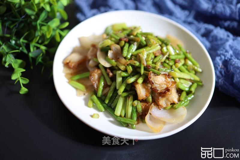 五花肉洋葱炒蒜薹