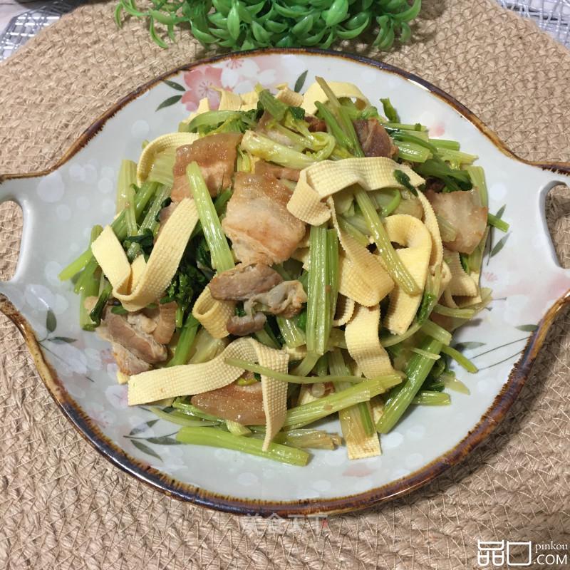 五花肉香芹炒豆皮