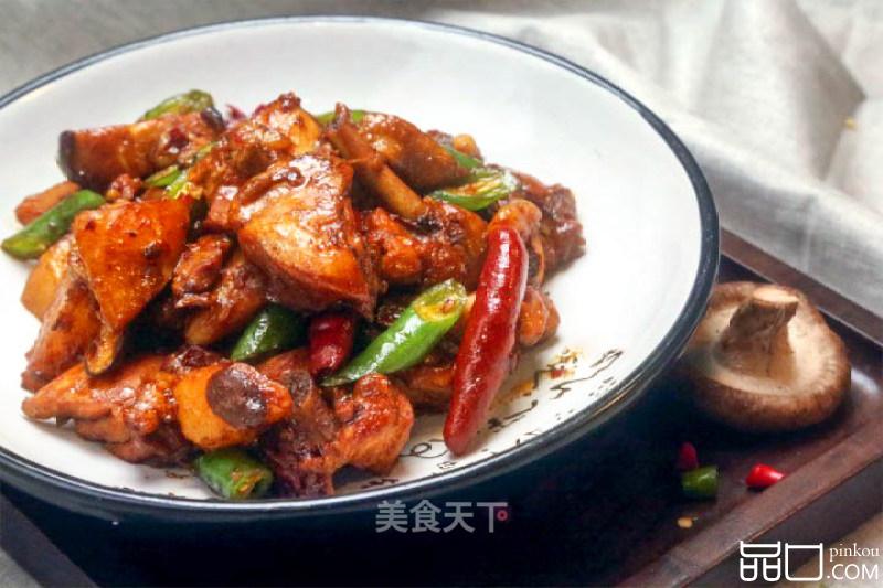 不可错过的新疆大盘鸡，不管是配饭还是配面都是一绝