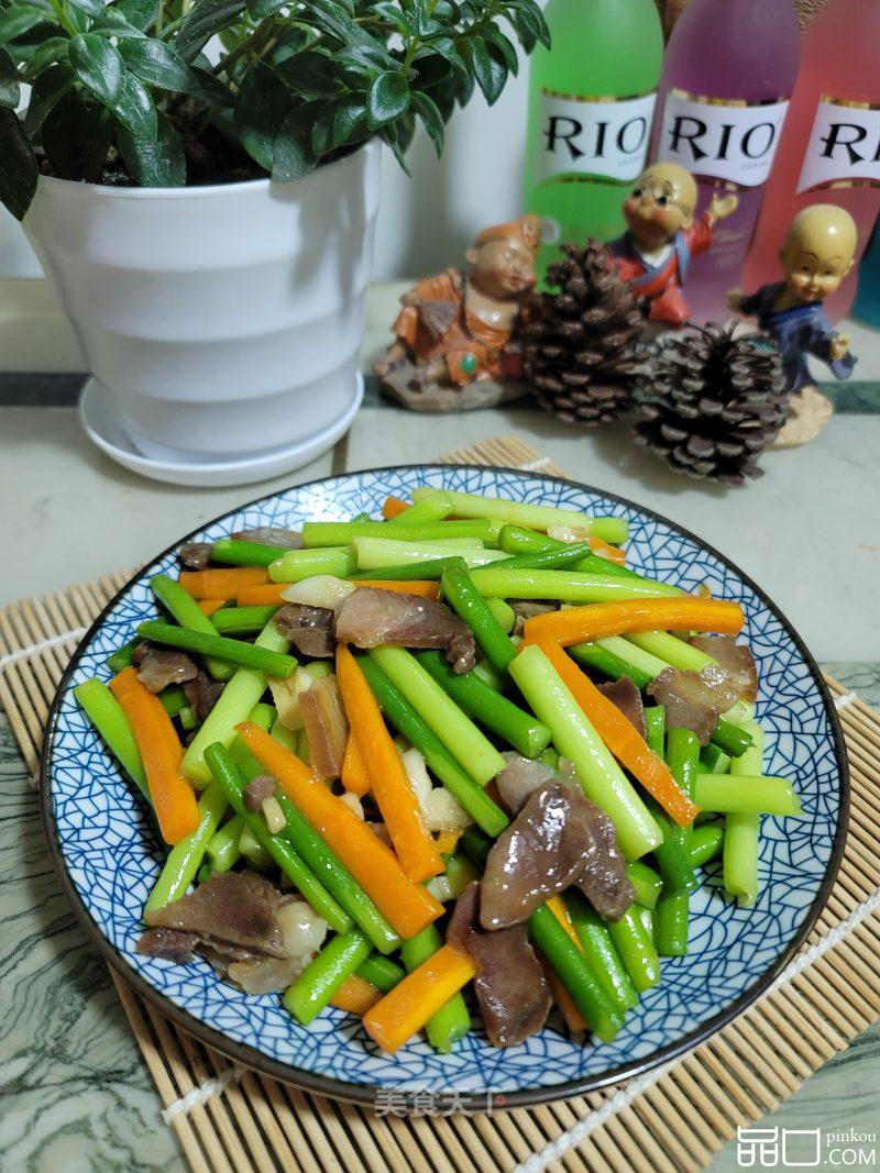 腊肉炒蒜苔胡萝卜
