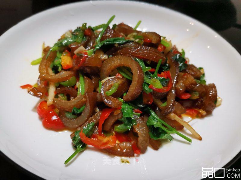 红辣椒香菜炒卤猪皮
