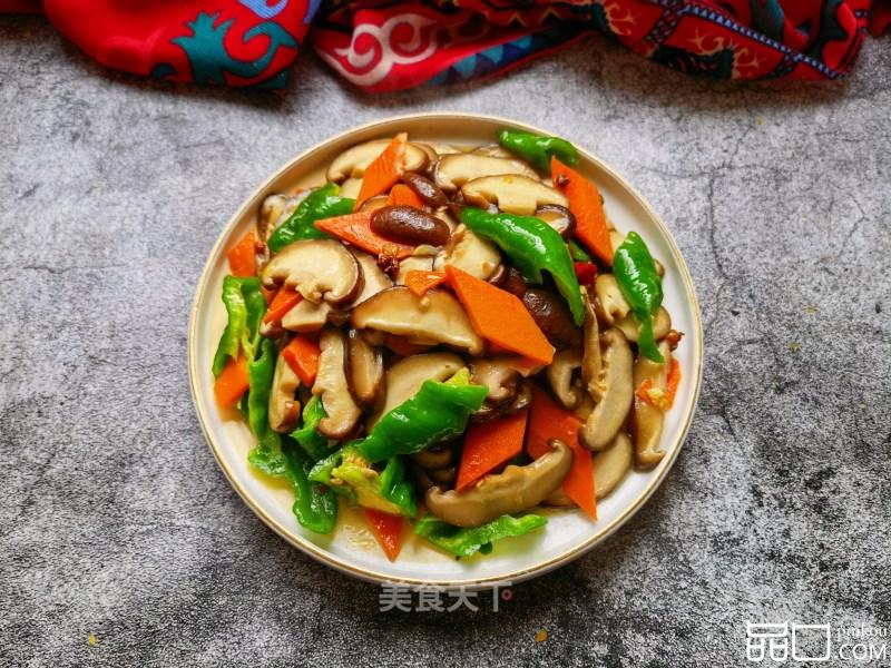 胡萝卜青椒炒香菇