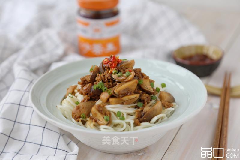 沙茶草菇肉酱面