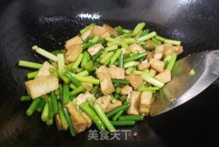 蒜苔炒豆腐步骤3