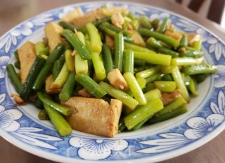 蒜苔炒豆腐步骤5
