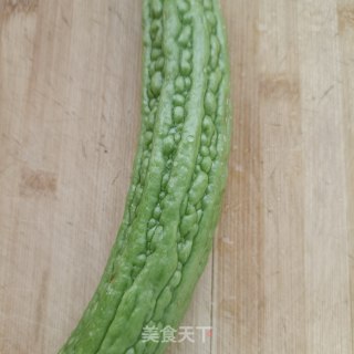 杭椒苦瓜炒鸡蛋步骤1