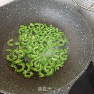 杭椒苦瓜炒鸡蛋步骤7