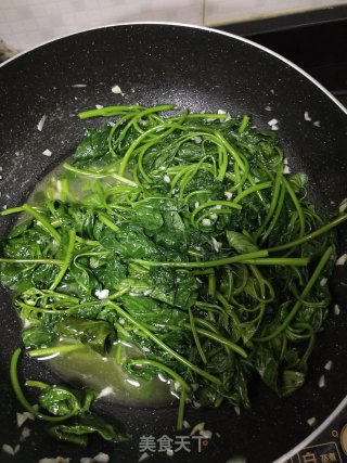 超级简单的家常菜蒜蓉炒番薯叶步骤4