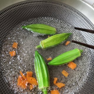 秋葵虾仁滑蛋步骤2