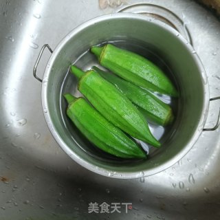 秋葵虾仁滑蛋步骤3