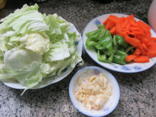 青椒胡萝卜炒包心菜步骤1