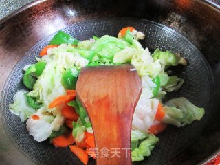 青椒胡萝卜炒包心菜步骤5