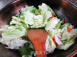 青椒胡萝卜炒包心菜步骤3