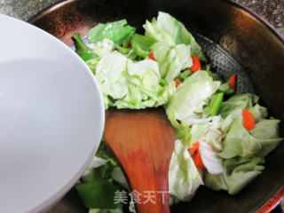 青椒胡萝卜炒包心菜步骤4