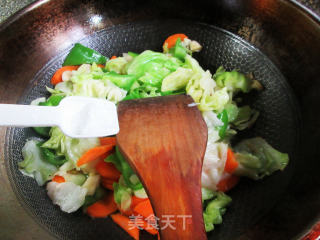 青椒胡萝卜炒包心菜步骤7
