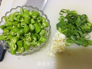农家南瓜炒青椒步骤2