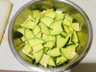 农家南瓜炒青椒步骤1