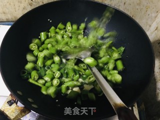 农家南瓜炒青椒步骤4