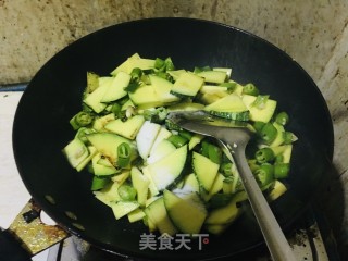 农家南瓜炒青椒步骤5