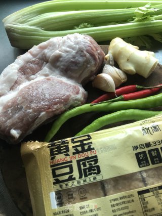 黄金豆腐炒西芹步骤1