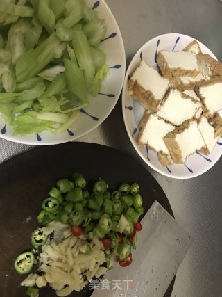 黄金豆腐炒西芹步骤3