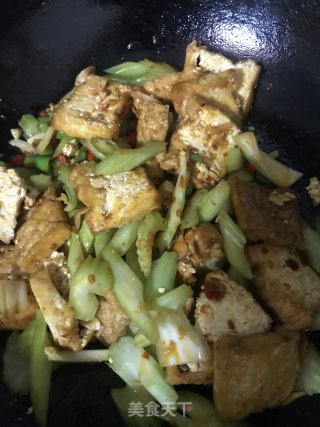 黄金豆腐炒西芹步骤9
