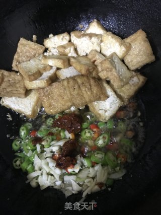 黄金豆腐炒西芹步骤7