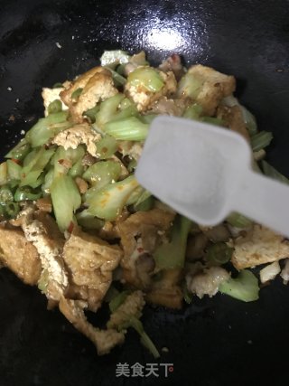 黄金豆腐炒西芹步骤11