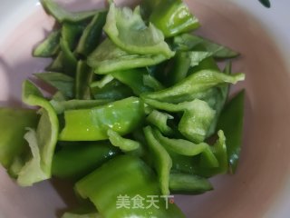 青椒黄瓜炒鸡蛋步骤1