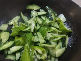 青椒黄瓜炒鸡蛋步骤7