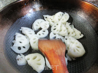 虾味球炒莲藕步骤3