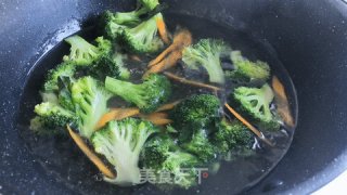 海参炒西蓝花步骤5