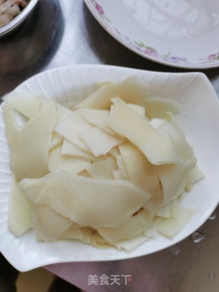 五花肉炒竹笋步骤1
